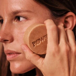 Nettoyant Visage Solide Orange & Centella Asiatica Peau Sèche -Dermalogicas Skincare Boutique 02 22 Encart Inspi Cleanser Rose ROWSE