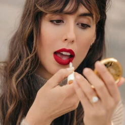 Petal Bouche Rouge à Lèvres Mat Sans Transfert 20 Petal Bouche Rouge à Lèvres Mat Sans Transfert -Dermalogicas Skincare Boutique 1vfr petal bouche lifestyle carre