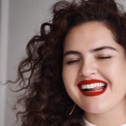 Petal Bouche Rouge à Lèvres Mat Sans Transfert 22 Petal Bouche Rouge à Lèvres Mat Sans Transfert -Dermalogicas Skincare Boutique 2vfr petal bouche lifestyle carre